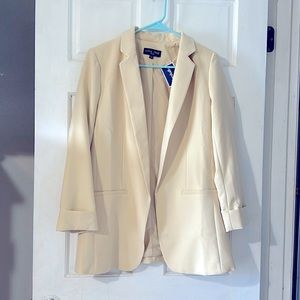 New, never worn. Beautiful cream blazer.